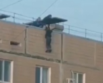 Девочка-подросток в Запорожье повисла на крыше девятого этажа (видео)