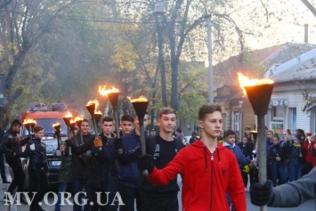 В Мелитополе сотни горожан приняли участие в факельном шествии, - ВИДЕО