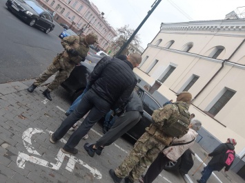 Спецназ окружил автомобиль в центре Харькова (фото)