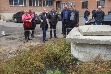 В Полтаве прорвало канализацию возле лицея на Сакко