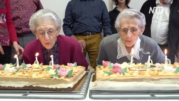 Во Франции сестры-близнецы отметили 100-летний юбилей (видео)
