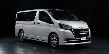 Toyota привезла в Россию роскошную версию минивэна Hiace