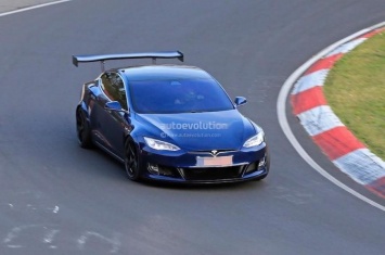 Tesla Model S «половили» на Нюрбургринге с огромным антикрылом