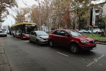 Домой можно не спешить: на Адмиральском проспекте из-за ДТП появляется большой затор (фото)