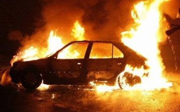В Запорожье на перекрестке сгорел автомобиль (ВИДЕО)