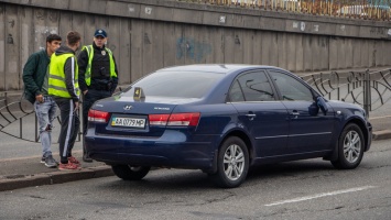 Кроссовок улетел на мост: в Киеве на полном ходу сбили женщину