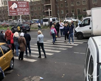 На Поселке Котовского протестуют против превращения придомовой парковки в платную