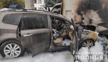 Под Одессой сожгли легковушку чиновника таможни и фургон со сканером для проверки грузов