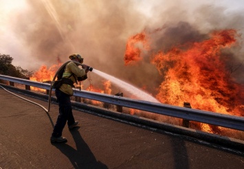 Мощный пожар пожирает все на своем пути, людей экстренно эвакуируют: «в огне тысячи гектаров», кадры ЧП