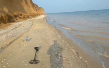 Мелитопольские путешественники обнаружили на берегу моря шокирующую находку (видео)