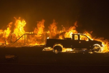 В Калифорнии 100 тыс. человек эвакуируют из-за лесных пожаров