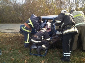 На Харьковщине грузовик столкнулся с «ВАЗом» Погибшую пассажирку доставали спасатели, - ФОТО
