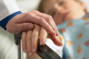 Двухлетнего малыша парализовало из-за редкой болезни, врачи поразили деталями: "Отказались прививать от..."