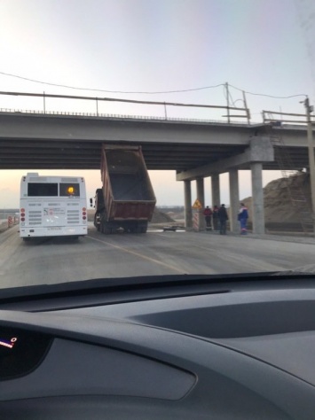 В Симферополе грузовик с открытым кузовом врезался в мост