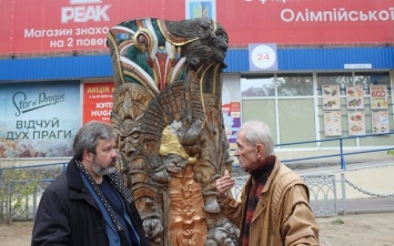 В Херсоне пытаются спасти уникальный вяз на улице Суворова