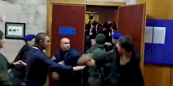 В сети появилось видео драки в суде о переименования проспекта Бандеры