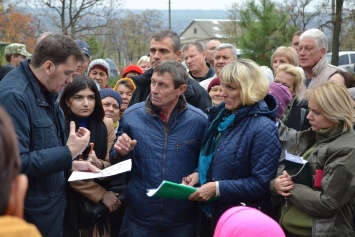 Гончарук съездил в Донбасс, спрашивал жителей о проблемах: фото