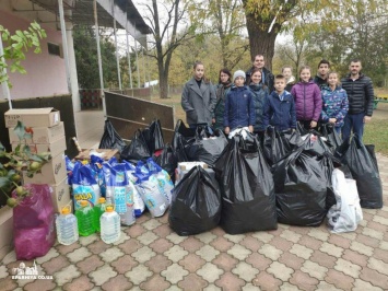 Одесские священники собрали новые вещи и сладости для сельского детского приюта