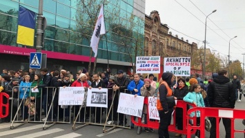 За марихуану и против Ахметова - в Мариуполе возле форума начались протесты