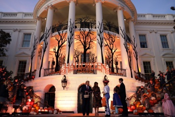 Мелания Трамп на праздновании Хэллоуина в Белом Доме