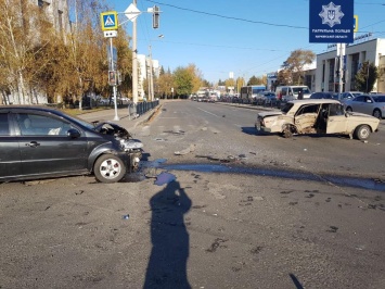 На полной скорости: автомобили разбились вдребезги в Харькове, есть пострадавшие (фото, видео)