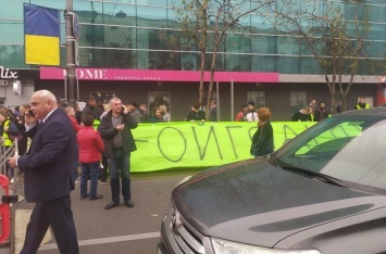 В честь приезда Зеленского в Мариуполь активисты подготовили розовый гроб