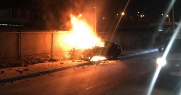 В центре Киева BMW не разминулся со столбом и вспыхнул, как факел