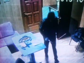 Схватили охранника за шею и закрыли в туалете. Мужчин в балаклавах разыскивают в Харьковской области (фото)
