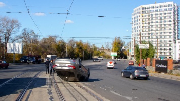 В Днепре на Мануйловском проспекте перевернулся Lexus