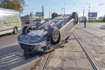 В Днепре перевернулось авто: движение заблокировано