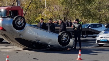 В Днепре кроссовер перевернул Lexus с прокурором за рулем - СМИ