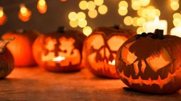 Вырезаем тыкуву на Хэллоуин: инструкция и идеи