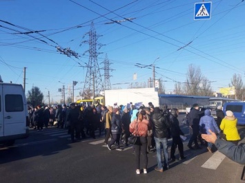 На левом берегу Днепра горожане перекрыли движение транспорта (ФОТО, ВИДЕО)