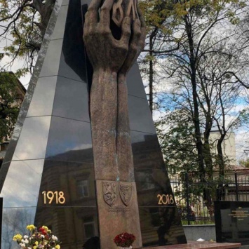 Во Львове восстановили памятник ЗУНР, который был изуродован вандалами