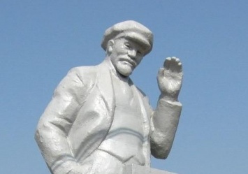 В Одессе сносят барельеф Маршала Жукова