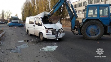 В Луганской области трактор ковшом протаранил микроавтобус, - ФОТО