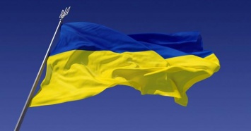 В Одесской области парень вытер ноги государственным флагом Украины (ФОТО, ВИДЕО)