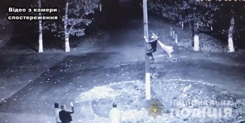 "Сепар, твою мать", - в Одесской области парень сорвал флаг и вытер о него ноги