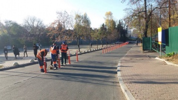 В Печерском районе разделили делиниаторами полосы движения еще на одной улице