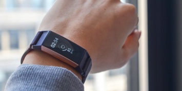 Google официально купила Fitbit. Что это значит