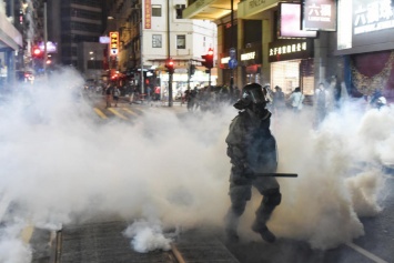 В Гонконге возобновились протесты: Полиция применила слезоточивый газ