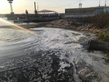 В реку Днепр в Запорожье сливают пену с резким запахом хлора (ФОТО)