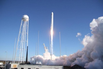 В США запустили ракету Antares с духовкой для астронавтов