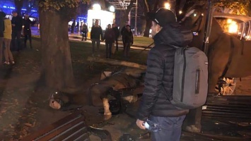 В центре Львова лошади снесли скамейку на тротуаре: есть пострадавшие, также пострадало животное