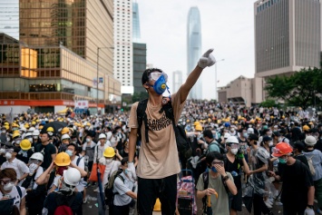 Гонконг захлестнула волна протестов: полиция применила оружие и слезоточивый газ (фото)