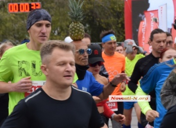 В Николаеве принимает участие в забеге известный марафонец с ананасом на голове