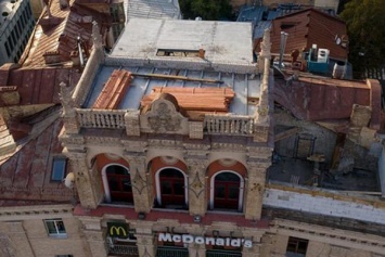 Суд арестовал незаконную надстройку на крыше исторического здания на Майдане