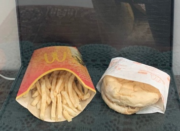 Последний бургер Исландии: еда из McDonald’s "прожила" без изменений уже 10 лет