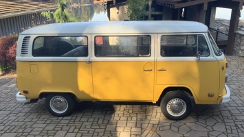 На продажу выставлен винтажный микроавтобус Volkswagen из прошлого века (ФОТО)