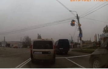 В Мелитополе водители не обращают внимания на светофоры (видео)